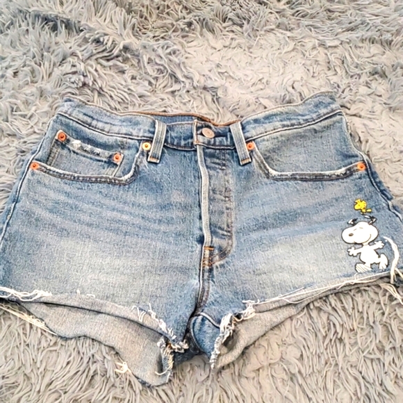 Levis Yellow tag Snoopy Shorts - Picture 2 of 8